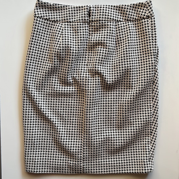 Banana Republic Size 0 women’s Skirt - Picture 3 of 3